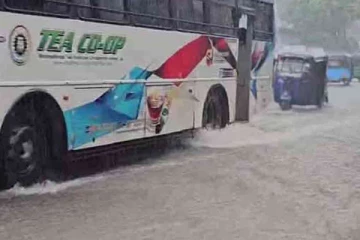 கடும் மழையால் நீரில் மூழ்கியுள்ள காலி நகரின் பல வீதிகள்