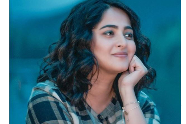 நடிகை அனுஷ்காவா இது, ஸ்பெஷல் தினத்தில் அவரே வெளியிட்ட கலக்கல் புகைப்படம்- இதோ | Anushka Shetty Shares Happy Pic With Parents