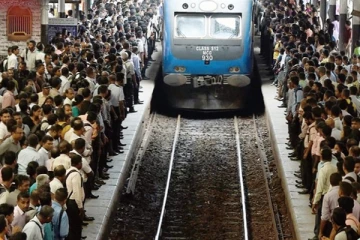 தொடருந்து மீது கல்வீச்சு தாக்குதல்