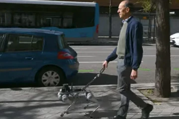 ஸ்பெயின் ஆய்வாளர்கள் கண்டுபிடித்த பார்வையற்றோருக்கு உதவும் ரோபா நாய்கள்