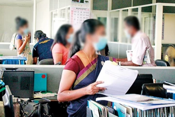 அரச ஊழியர்களுக்கு பேரிடி - நெருக்கடியில் சிக்கிதவிக்கும் ஆயிரக்கணக்கான ஊழியர்கள்
