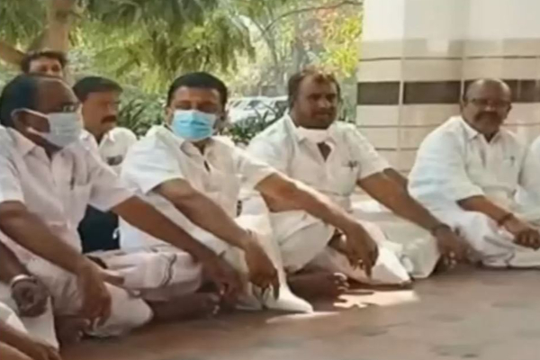 '' கோவை மாவட்டத்தை கலவர பூமியாக மாற்ற முயற்சி நடைபெறுகிறது''  : முன்னாள் அமைச்சர் வேலுமணி தர்ணா - தமிழ்நாடு