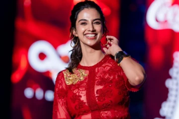 கல்லூரி விழாவுக்கு செம கிளாமராக வந்த மீனாட்சி சவுத்ரி!