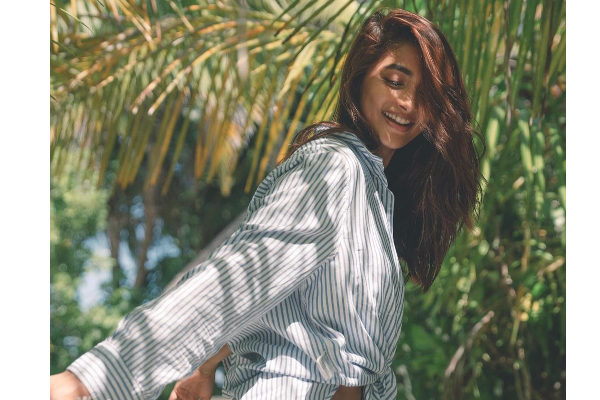 வெறும் அந்த ஆடை !! சிகப்பு சேலையில் நடிகை பூஜா ஹெக்டே வெளியிட்ட போட்டோஸ்.. | Pooja Hedge Latest Photoshoot Red Saree