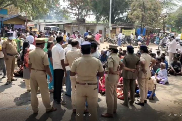 மகன் சாவில் மர்மம் - பெற்றோர்கள் மற்றும் உறவினர்கள் சாலை மறியல் - உடலை தோண்டி எடுத்ததால் பரபரப்பு