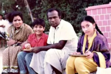 நடிகர் கவுண்டமணி பக்கத்தில் உட்கார்ந்திருக்கும் இந்த பிரபலம் யார் தெரிகிறதா?.. இந்த பிரபலத்தின் மகனா?