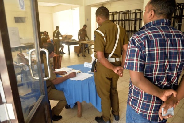 தென்னிலங்கையில் பேருந்தில் சென்ற மாணவிக்கு நபர் ஒருவரினால் நேர்ந்த கதி | Fake Police Officer Cheated A School Student