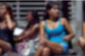“..කෙල්ලෙක් දෙන්නම් සර්.. පැයකට රුපියල් 3000යි, මට 500යි මොකද කියන්නෙ?” -සුපිරි නිවාස සංකීර්ණයේ නිරුවත් එළියට
