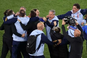 முத்தமிட்ட விவகாரம்... ஸ்பெயின் மகளிர் பயிற்சியாளர் அணி ராஜினாமா