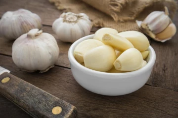 வெள்ளைப் பூண்டு தோலை ஈஸியா உறிக்கணுமா? இத மட்டும் செய்ங்க போதும்