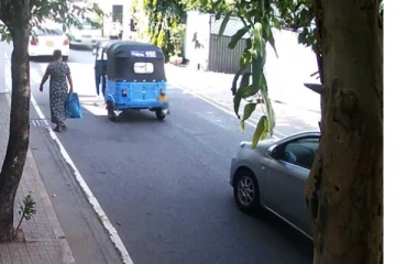පාසල් සිසුවෙකු තවත් පුද්ගලයෙකුව තම රථයට යට කරයි - එම අවස්ථාවේ බිහිසුණු දර්ශන..(CCTV VIDEO)