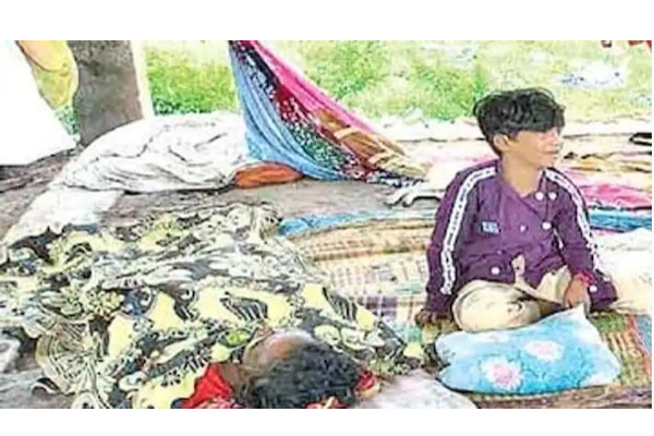 படுக்கையில் உயிர் பிரிந்த தாய்.. அருகில் அமர்ந்து கதறிய சிறுவன்! கலங்க வைக்கும் ஒற்றை புகைப்படம் | Mother Death Child Crying Viral Photo