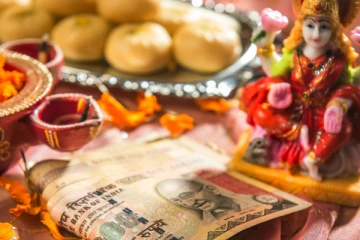 தினமும் இதை செய்தால் பணப்பிரச்சனையே இருக்காதாம்... தவறு செய்தால் வறுமை வாட்டும்!