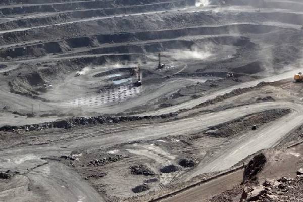 நீல நிறமாக மாறிய நதி நீர்... அரிய மண் தாதுக்கள் பணிகளை நிறுத்திய நாடு | Malaysia Suspends Rare Earths