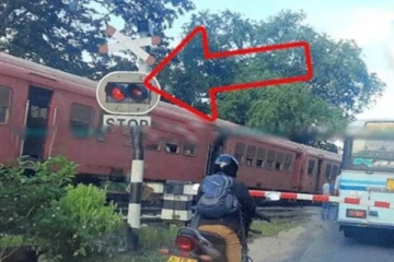 ரயில் பாதையில் பாதுகாப்பற்ற முறையில் செலுத்தப்பட்ட பேருந்து