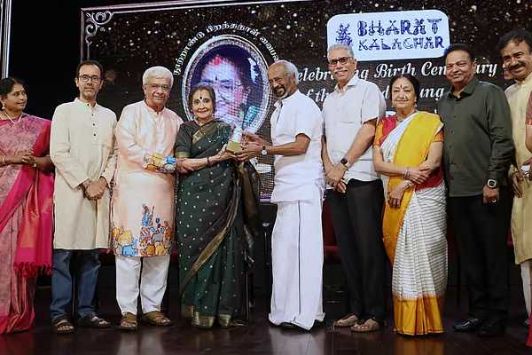 மூத்த நடிகை காலில் விழுந்த ரஜினிகாந்த்!! நெகிழ்ந்து போன அரங்கம்.. | Rajinikanth Falls At Her Feet To Receive Blessings மூத்த நடிகை காலில் விழுந்த ரஜினிகாந்த்!! நெகிழ்ந்து போன அரங்கம்.. | Rajinikanth Falls At Her Feet To Receive Blessings