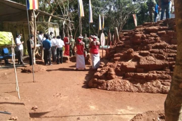 குருந்தூர் மலையில் இராணுவ பாதுகாப்புடன் நிறுவப்பட்ட புத்தர் சிலை