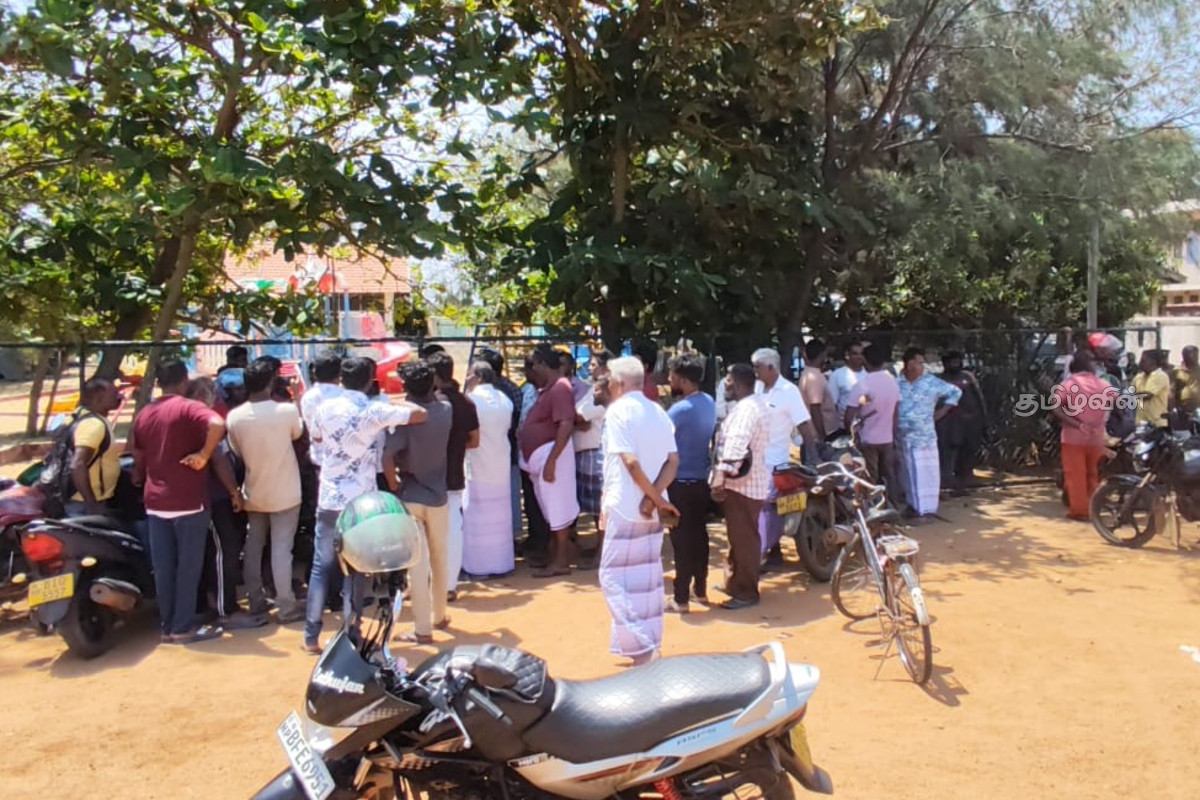 சட்டவிரோத கடற்றொழில்களுக்கு எதிராக தொடர் கவனயீர்ப்பில் ஈடுபட்டுள்ள முல்லைத்தீவு கடற்றொழிலாளர்கள் | Mullai Fishermen Raise Against Illegal Fishing