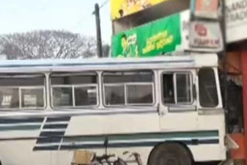 රියදුරුට ඇතිවූ හෘදයාබාධය නිසා සිදුවූ බස් අනතුර - (CCTV VIDEO)