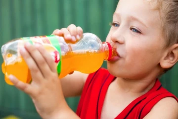 குளிர்பான பாட்டில் முழுவதும் அவதூறு வார்த்தைகள்; அதிர்ச்சியில்  பெற்றோர்கள்!