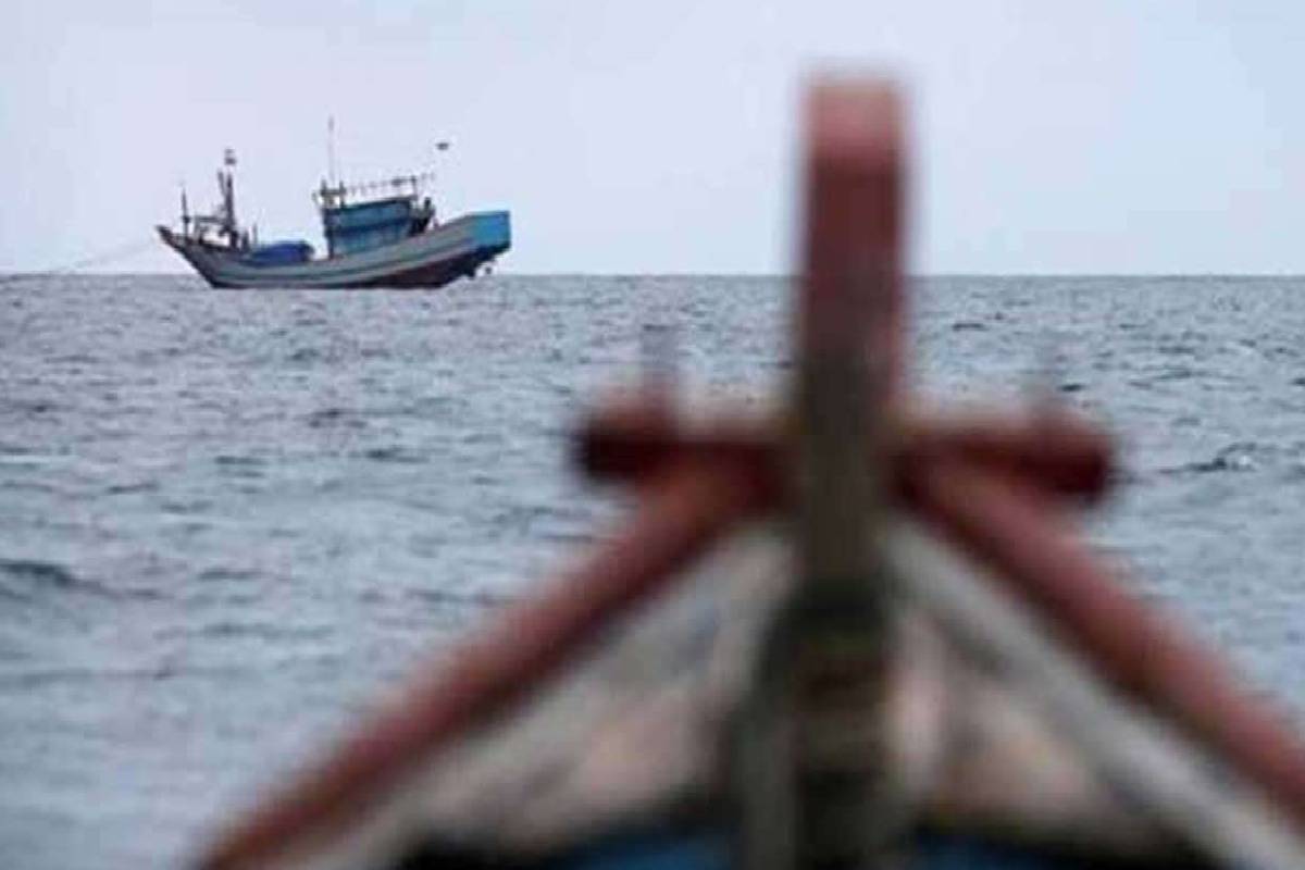 கடலில் திடீரென மாயமான மீனவர் ; தேடும் நடவடிக்கை தீவிரம் | Fisherman Missing At Sea Search Underway