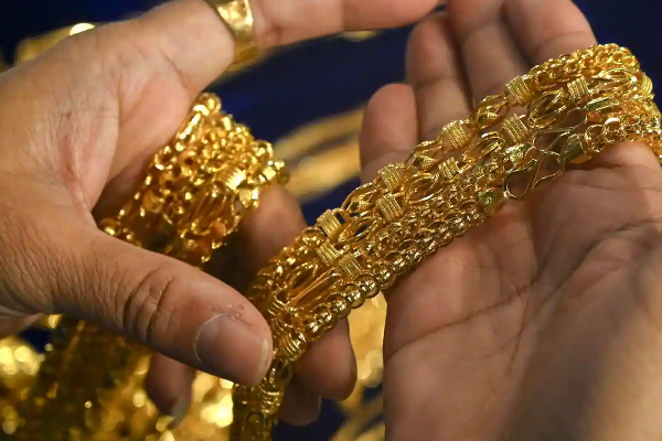 மக்களின் ஆசையில் மண்ணை அள்ளிப்போட்ட தங்கவிலை! | Gold Price On The Rise Lifestyle