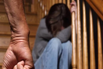 12 வயதான மகளுக்கு தந்தையால் நேர்ந்த கொடூரம்: தாய் எடுத்த அதிரடி முடிவு