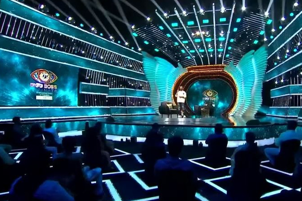 கமல் காலில் விழுந்த ஜோடி....இனி 1 மணி நேரம் காத்திருக்கும் விருந்து! | Bigg Boss Ultimate Contestants Enter With Great