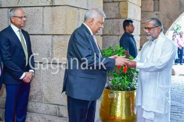 අලුත් අවුරුදු නැකැත් සීට්ටුව ජනපතිට පිළිගන්වයි.