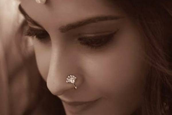 பெண்கள் எந்த பக்கம் மூக்குத்தி குத்தினால் அது ழுமு பலனும் தரும்? | Which Side Of The Nose Should Women Get Pierced