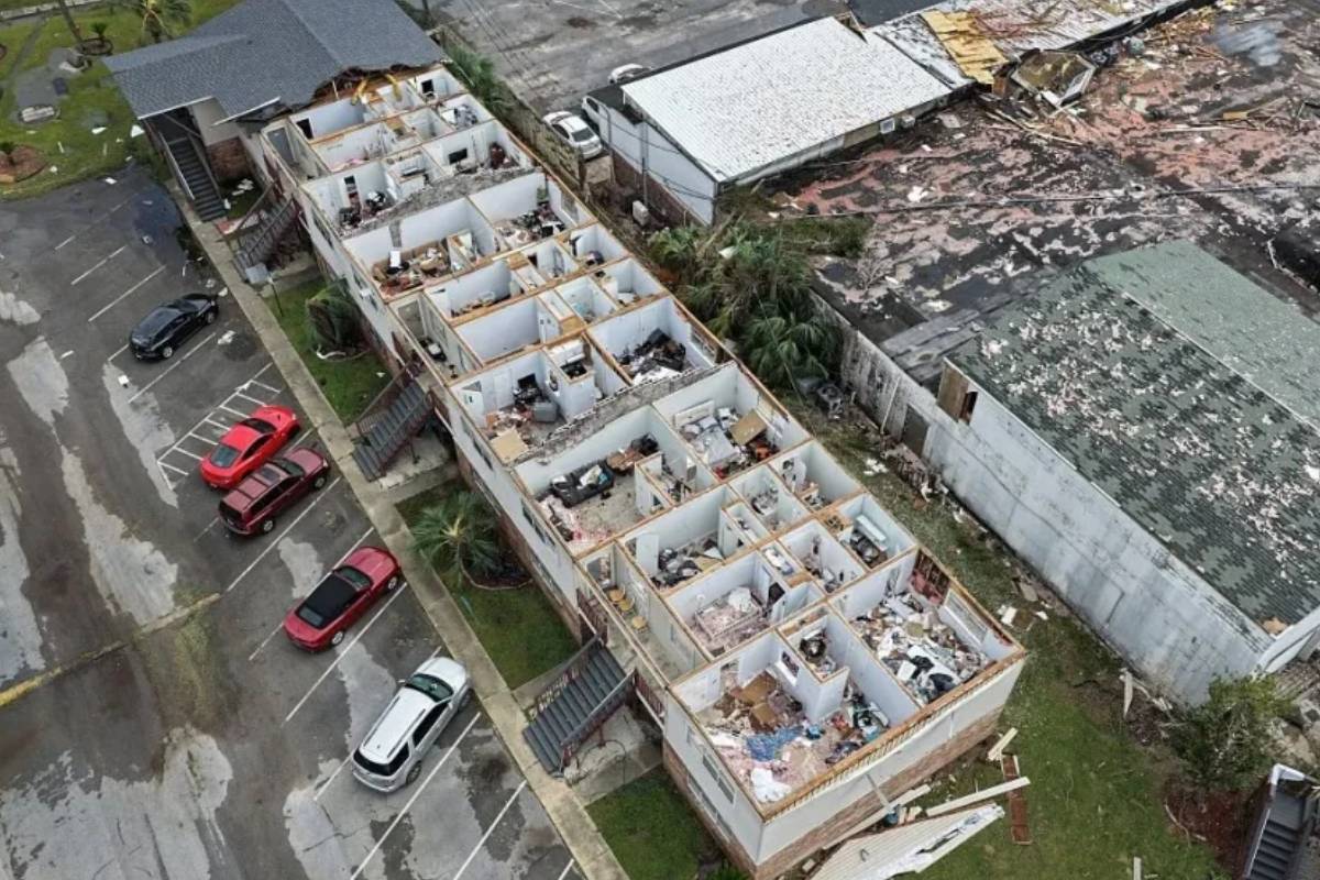 அமெரிக்காவில் கோர தாண்டவமாடிய சூறாவளி ; நான்கு பேர் உயிரிழப்பு | Tornado Wreaks Havoc In The Us Four Dead