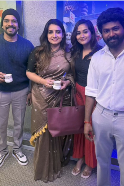 பல வருடங்களுக்கு பிறகு சந்தித்துக்கொண்ட பாண்டியன் ஸ்டோர்ஸ் சீரியல் பிரபலங்கள்... யார் யார் பாருங்க | Pandian Stores Serial Actors Meetup After A Long