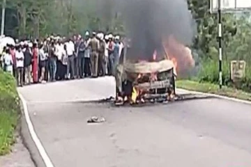 கினிகத்தேனையில் திடீரென தீப்பற்றி எரிந்த கார்: ஒருவர் வைத்தியசாலையில் அனுமதி