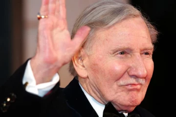 பிரபல பிரிட்டன் நடிகர் அமெரிக்காவில் காலமானார்!