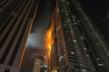 துபாயில் உள்ள 67 மாடி குடியிருப்பில் பாரிய தீ விபத்து