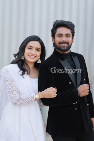 அய்யனார் துணை சீரியல் சோழனுக்கு வாட்ச் பரிசு கொடுத்த பிரபலம்... யார் தெரியுமா? | Popular Music Director Gift To Serial Actor