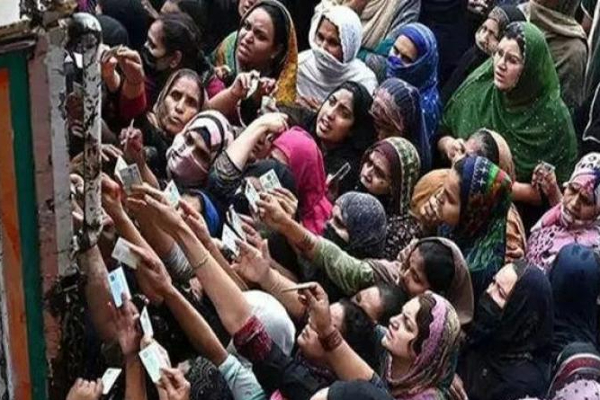 இலவச கோதுமை மாவு வாங்கச்சென்ற பெண் உட்பட 11 பேர் பலி! | 11 People Died Woman Buy Free Wheat Flour