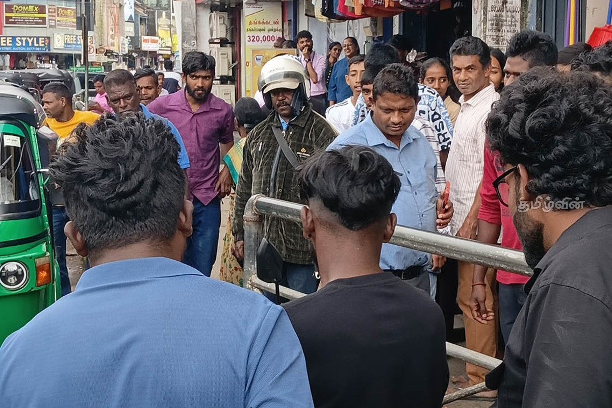 மோட்டார் சைக்கிளின் பாதுகாப்பு கவசத்திற்குள் புகுந்த பாம்பு..! பதறிப்போன உரிமையாளர் | Snake Enters Motorcycle S Protective Shield மோட்டார் சைக்கிளின் பாதுகாப்பு கவசத்திற்குள் புகுந்த பாம்பு..! பதறிப்போன உரிமையாளர் | Snake Enters Motorcycle S Protective Shield
