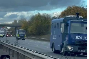 பிரித்தானிய சாலையில் திடீரென உலாவந்த அணு ஆயுத வாகனங்கள்: பொதுமக்கள் அதிர்ச்சி