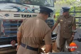 ටිපර් රථයකට පොලිසිය වෙඩි තබයි