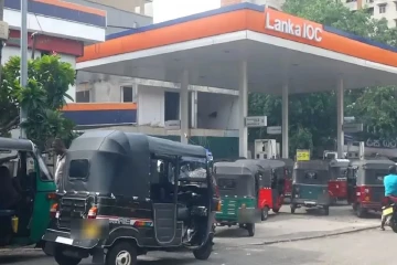 திடீர் மின் தடை ; எரிபொருள் நிரப்பு நிலையங்களில் நீண்ட வரிசைகள்!