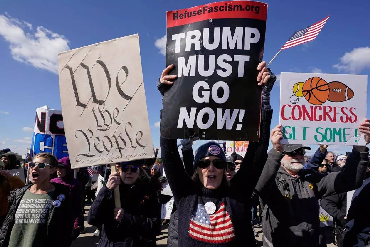 Put down the crown, clown: அமெரிக்காவை உலுக்கும் NO Kings போராட்டம் | Millions On Streets For No Kings Protests In Us