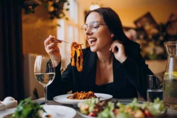 இரவு தூங்கும் முன் கண்டிப்பாக தவிர்க்க வேண்டிய உணவுகள்! உஷார் மக்களே