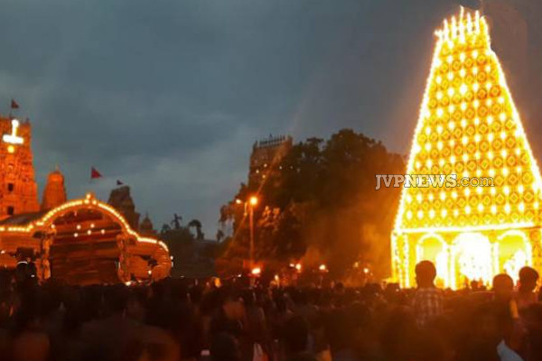 வள்ளி தெய்வானையுடன் சப்பைரதத்தில் எழுந்தருளிய முருகப்பெருமான்! (Photos) | Jaffna Nallur Kandaswamy Kovil Sabairatha Festival