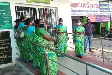 பணி நீக்கம் செய்ததாக அம்மா உணவகத்தில் பணியாற்றி வந்த பெண்கள் போராட்டம்