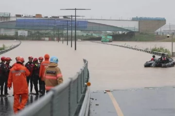 பெருவெள்ளத்தில் மொத்தமாக மூழ்கிய சுரங்கப்பாதை: தப்ப முடியாமல் வாகனத்துடன் சிக்கிய பலர்