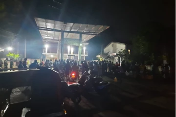 யாழில் இரவுவேளையில் அலைமோதிய கூட்டம்!