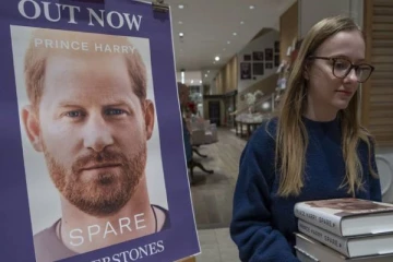 கனடா, பிரித்தானியாவில் சக்கை போடு போடும் இளவரசர் ஹரியின் புத்தகம்! ஒபாமா சாதனை முறியடிப்பு