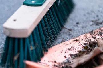 வீட்டின் முன் கிடந்த குப்பையை சுத்தம் செய்த பிரித்தானியர்களுக்கு அபராதம்