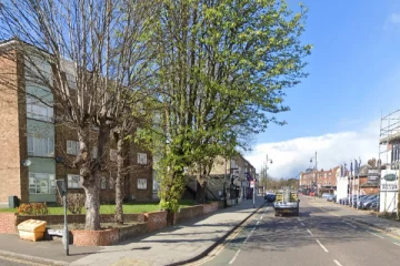 லண்டனில் கட்டிடத்துக்குள் மோதிய கார்! சம்பவ இடத்திலேயே ஓட்டுனர் மரணம்.. நடந்தது இதுதான்